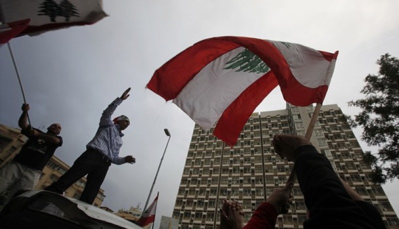 الاف اللبنانيين يحتشدون في وسط بيروت رفضا لسلاح حزب الله