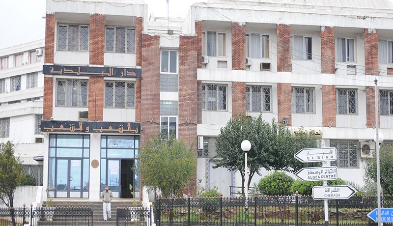 موظفون في بلدية بوزريعة يتاجرون ببطاقات إقامة لفائدة سمسار سيارات مقابل هدايا