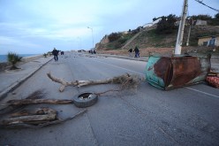 3 أشقاء يحتجّون على انقطاع الماء الشروب منذ 14 يوما في برحال بعنابة