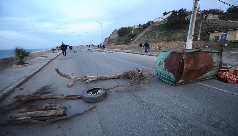 3 أشقاء يحتجّون على انقطاع الماء الشروب منذ 14 يوما في برحال بعنابة