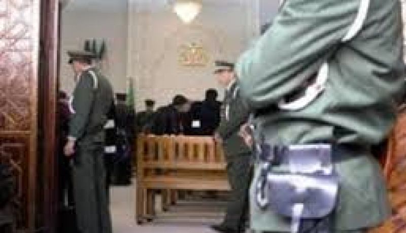 حبس أفراد عصابة استولت على 150 هاتف نقـال مــن محـل في بــودواو