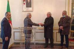 نيابة عن رئيس الجمهورية.. سفير الجزائر بفرنسا يسلم الراية الوطنية لعائلة الشهيد علي بومنجل