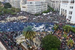 بالصور والفيديو.. ملايين المواطنين يخرجون في الجمعة الخامسة ضد التمديد والتأجيل