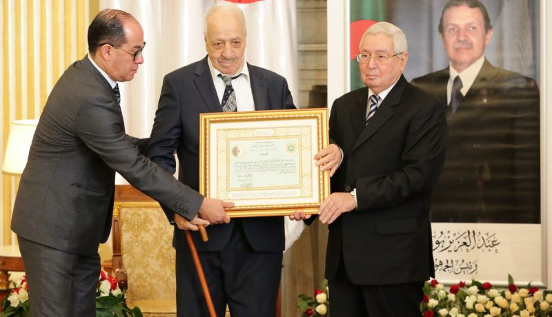  بالصور.. الطاهر زبيري يتسلم وسام “الأثير”