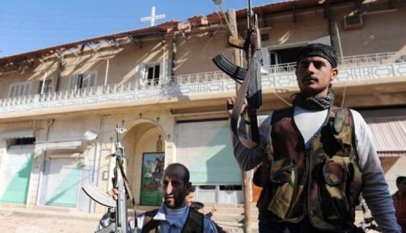 مقاتلون معارضون يستولون على قاعدة عسكرية شرق سوريا