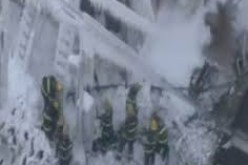 بالفيديو  رجال الإطفاء يخمدون حريقا داخل مبنى مغطى بالثلوج بامريكا