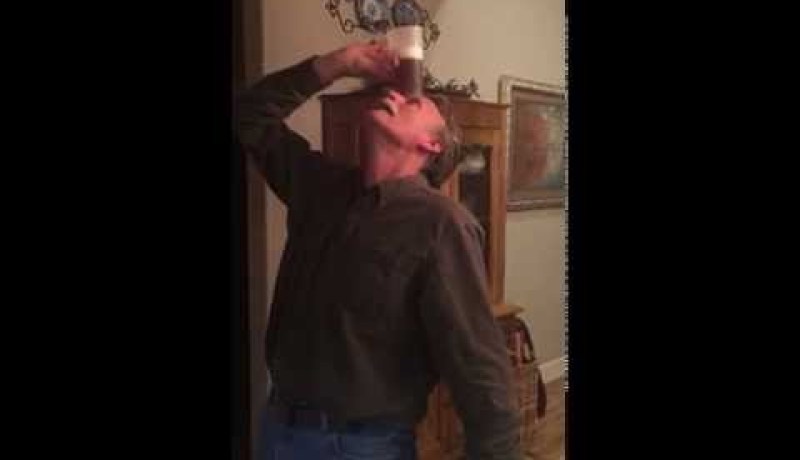 بالفيديو أمريكي يشرب كأسه بطريقة خاصة