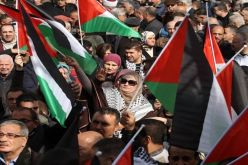 عشرات الفلسطينيين يتظاهرون إحتجاجا على  بدهس فلسطينية من قبل مستوطن