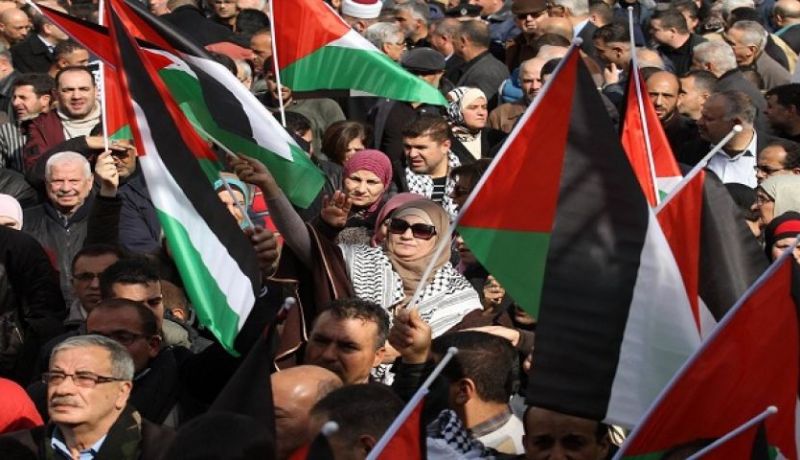 عشرات الفلسطينيين يتظاهرون إحتجاجا على  بدهس فلسطينية من قبل مستوطن