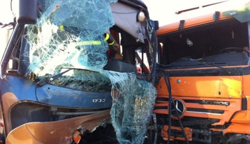 12 جريحا اثنان منهم في حالة خطرة في حادث اصطدام شاحنة بحافلة بوهران