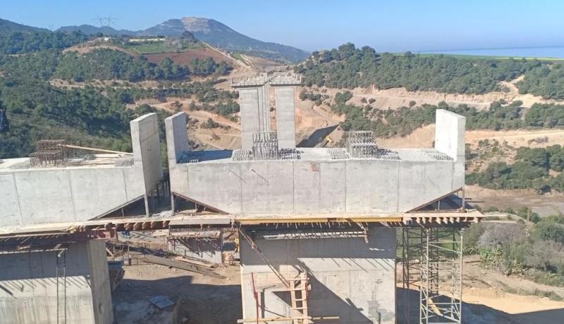 آلاف المواطنين يطالبون وزير الأشغال العمومية بالتدخل لفتح الطريق السريع تيبازة – سيدي غيلاس