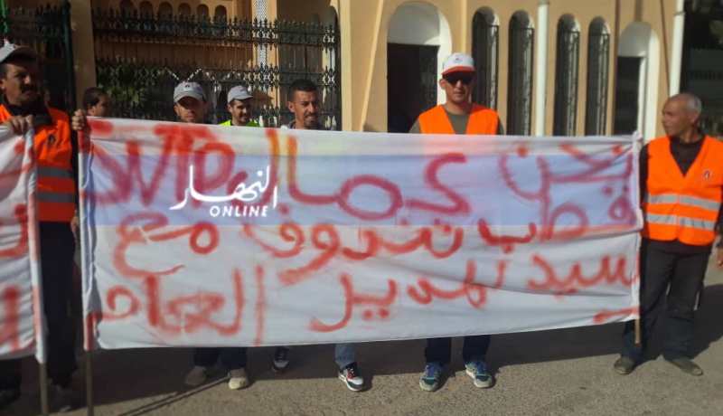 بالفيديو والصور.. عمال SNTP في وقفة احتجاجية أمام مقر ولاية تندوف للمطالبة بالابقاء على مديرهم