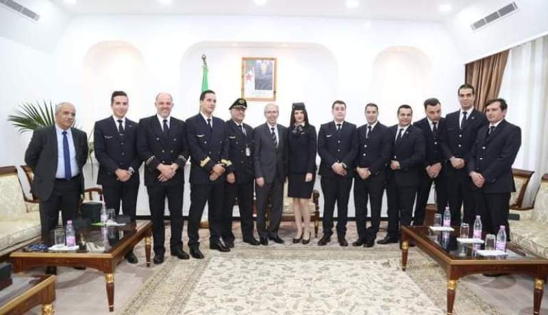 وزير النقل يكرّم طاقم الطائرة التي أجلت الرعايا من مدينة يوهان