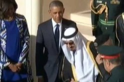 فيديو  ملك السعودية الجديد يوقف استقبال أوباما من أجل  الصلاة