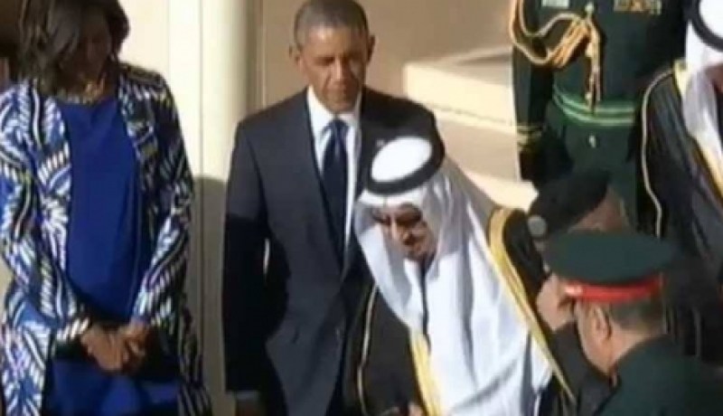 فيديو  ملك السعودية الجديد يوقف استقبال أوباما من أجل  الصلاة