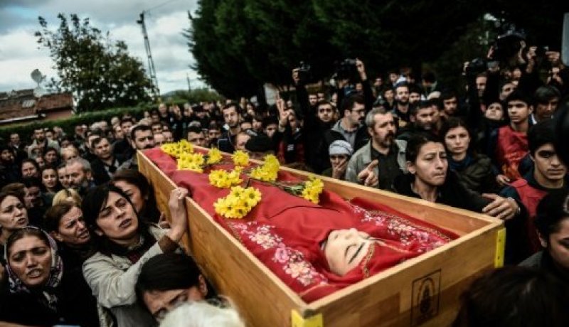 حالة غضب بعد وفاة شابة اطلقت الشرطة عليها النار بمنزلها في اسطنبول