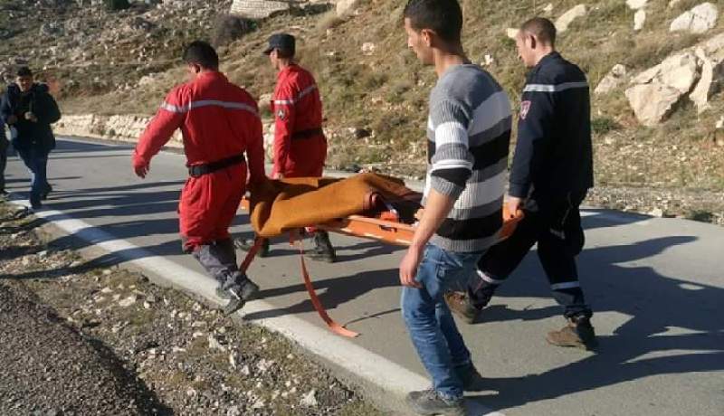بالصور.. إنقاذ شخص سقط في مرتفعات تيكجدة بمسار المصعد الميكانيكي