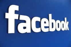 جزائريون‮ ‬يعتذرون للشهداء عن زيارة هولاند‮ ‬في‮ ‬صفحات‮ ''‬فايس بوك‮''‬