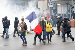 الشرطة الفرنسية ترد على المحتجين بالغاز المسيل للدموع