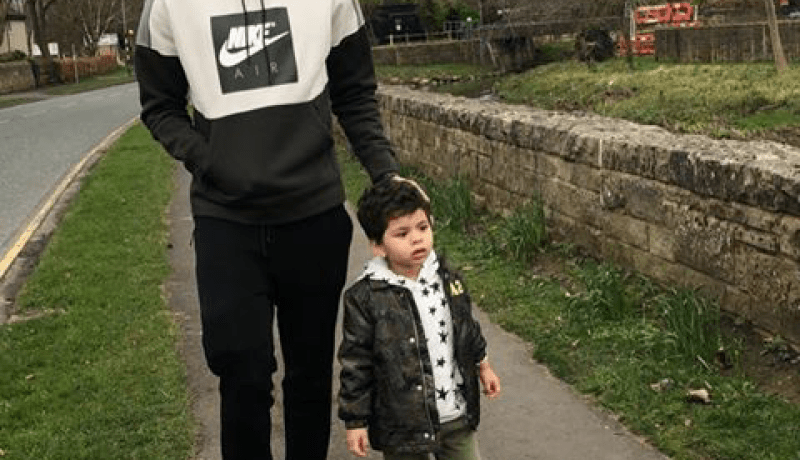 بالصور.. سليماني يستمتع بجمال مدينة نيوكاسل رفقة إبنه