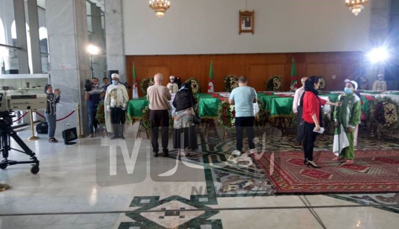 قصر الثقافة.. بداية توافد المواطنين لإلقاء النظرة الأخيرة على رفات شهداء المقاومة الشعبية