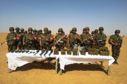 بالصور.. كشف مخبأ للاسلحة والذخيرة قرب الحدود الجزائرية المالية في أدرار