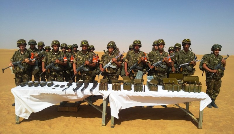 بالصور.. كشف مخبأ للاسلحة والذخيرة قرب الحدود الجزائرية المالية في أدرار