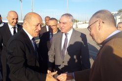 بالصور.. وصول وزير الخارجية الفرنسي إلى الجزائر