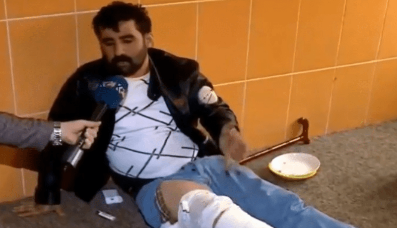 امرأة تضرب زوجها وترميه من السطح