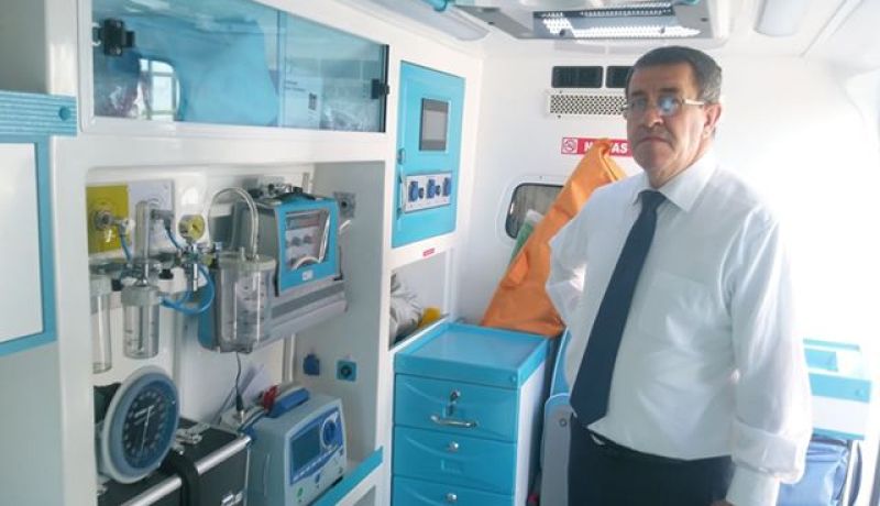 والي ام البواقي يستلم سـيـارة إسـعـاف هـبـة مـن قـبل مـلبـنــة الصومـام