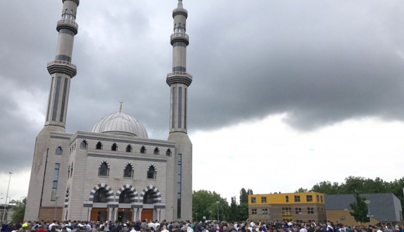 هولندا..عائلات تركية تهدد بالقتل بسبب ارتيادها المساجد