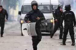 تونس.. الشرطة تفرق المحتجين بالغاز المسيل للدموع