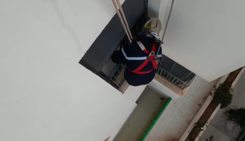 بالصور.. الحماية المدنية لوهران تنقذ طفلة محصورة داخل غرفة