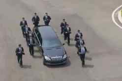 شاهد الحرس الشخصي لرئيس كوريا الشمالية يركضون مع سيارته