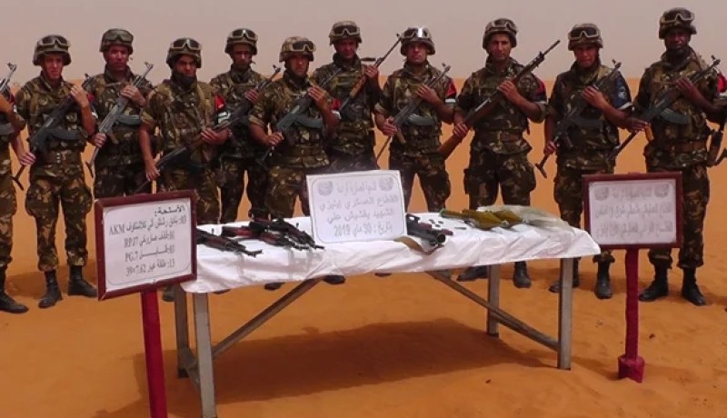 بالصور.. الجيش يكشف مخبأ للأسلحة  بإن أمناس