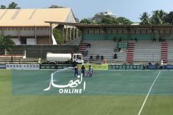 بالصور..الطوغوليون يرشّون أرضية الملعب البلدي الصلبة