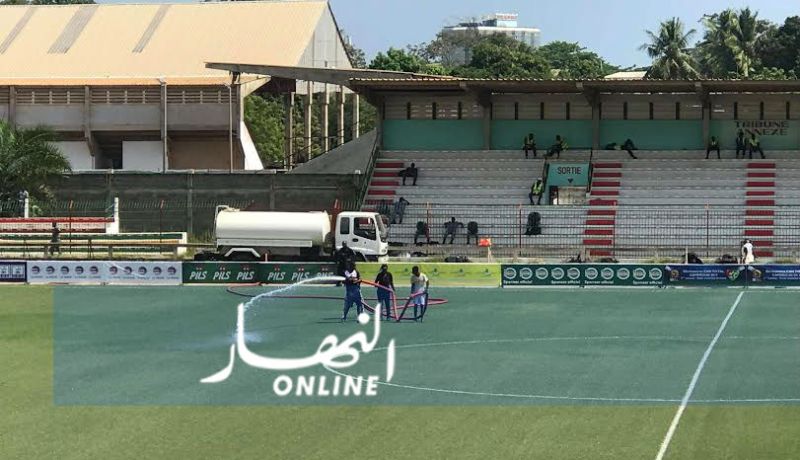 بالصور..الطوغوليون يرشّون أرضية الملعب البلدي الصلبة