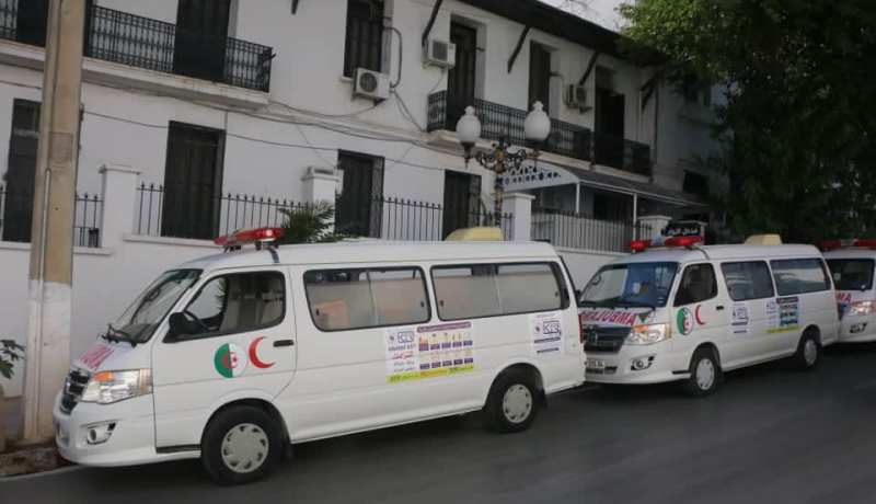 قسنطينة: المجمع الوطني لإسمنت الجزائر يتبرع بـ 4 سيارات إسعاف ومعدات طبية