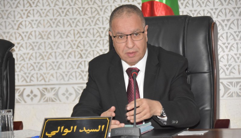 والي معسكر يصرف منحة 10 الاف دينار لعمال النظافة