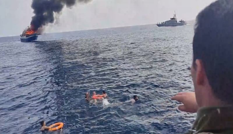 الجيش ينقذ 5 بحارة تعرض مركبهم للغرق بعد احتراقه في عنابة