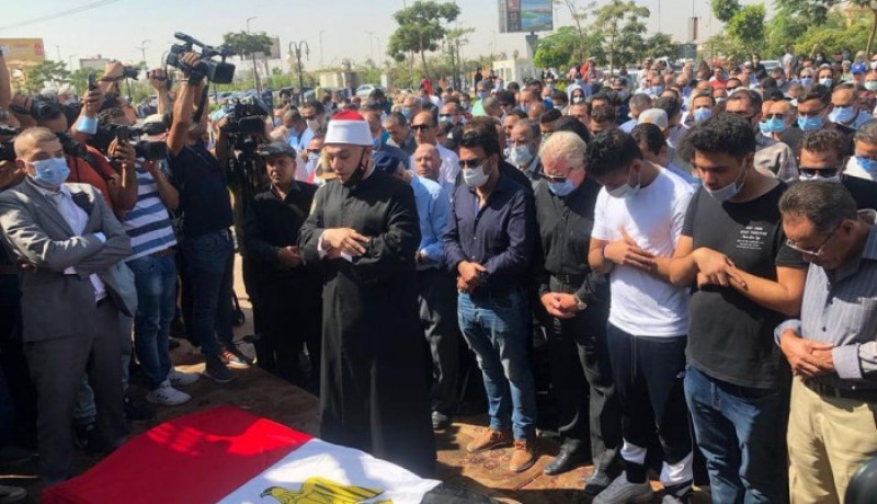 تشييع جنازة النجم المصري محمود ياسين.. وحالات إغماء وسط الحاضرين