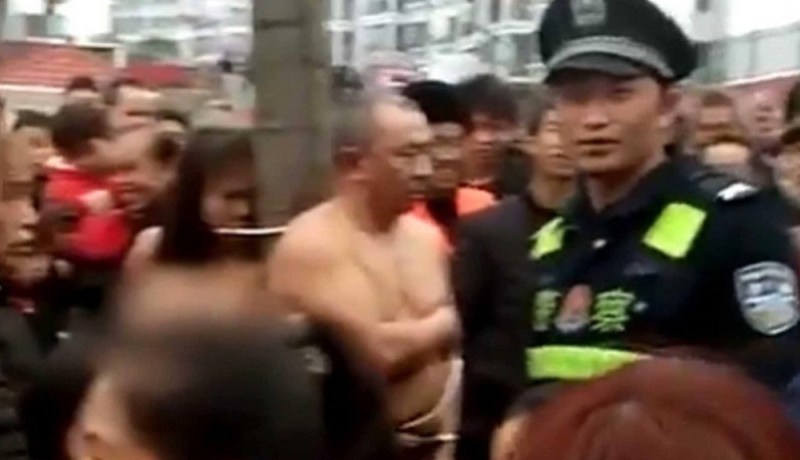 امرأة تعاقب زوجها وعشيقته بهذه الطريقة