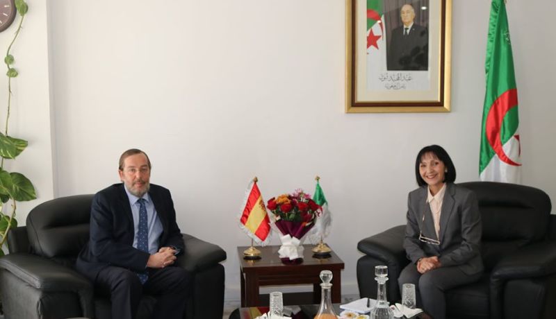 الجزائر وإسبانيا تبحثان إبرام اتفاقيات تعاون بمجال الاستثمار في الاقتصاد التدويري