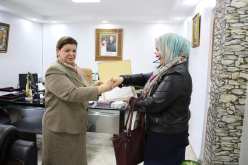 وزيرة التكوين تكرم أستاذة بالمركز المهني لفئة الاحتياجات الخاصة بالقبة