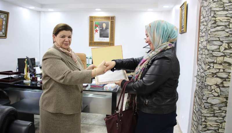 وزيرة التكوين تكرم أستاذة بالمركز المهني لفئة الاحتياجات الخاصة بالقبة