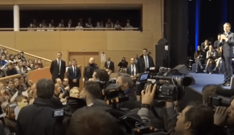 شاهد طلاب بلجيكيون يضعون ماكرون في موقف حرج بسبب المحتجين في فرنسا  