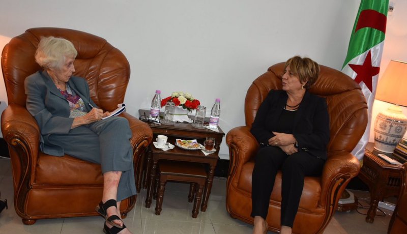 بالصور .. غنية الدالية تستقبل الكاتبة والصحفية الأمريكية مارفين هوي “Marvin Howe”