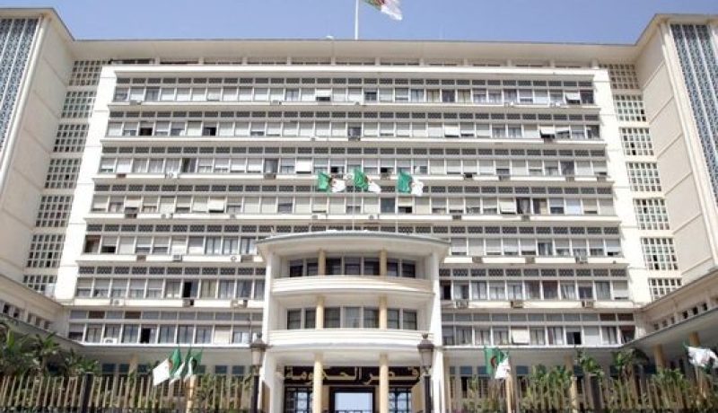 وزارة الداخلية تشرع في إجلاء 2278 رعية جزائري عالقين ببعض مطارات الدول