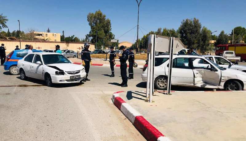 الأغواط: إصابة 3 أشخاص في اصطدام سيارتين