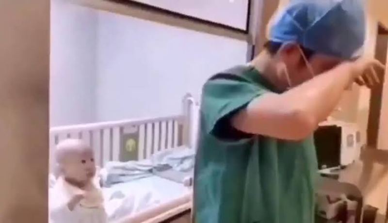 يعتبر أول الناجين.. رضيع صيني يتماثل للشفاء من فيروس كورونا